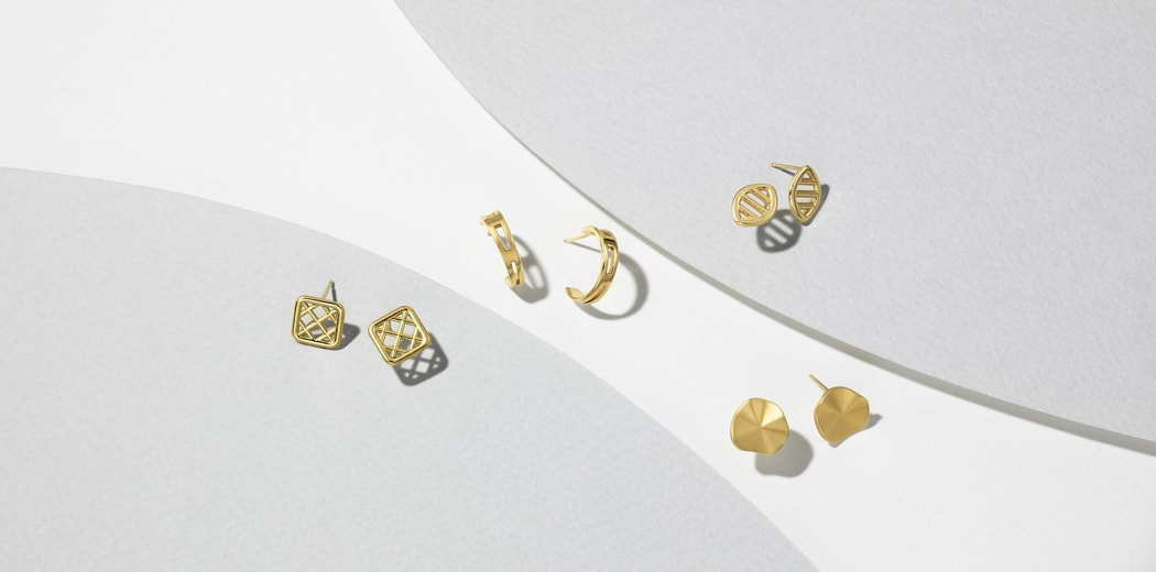 カタチ=図形をモチーフにした18K(18金)イエローゴールドのピアス