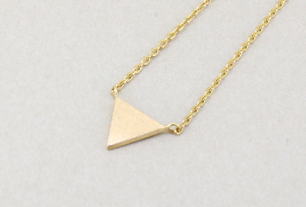 K10イエローゴールド三角形モチーフのネックレス