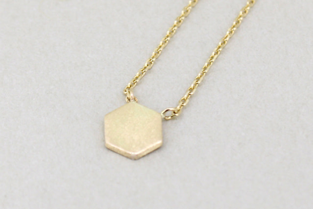 K10イエローゴールド六角形モチーフのネックレス