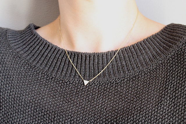 K10イエローゴールド図形モチーフネックレスの着用画像